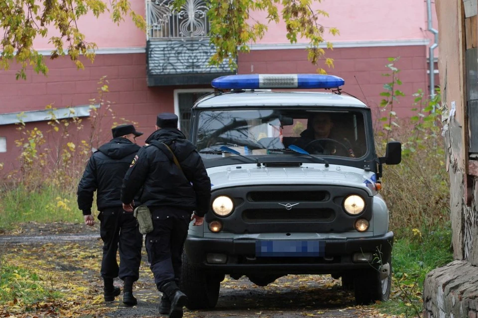 Полицейские и волонтеры ищут девочку, сбежавшую из дома.