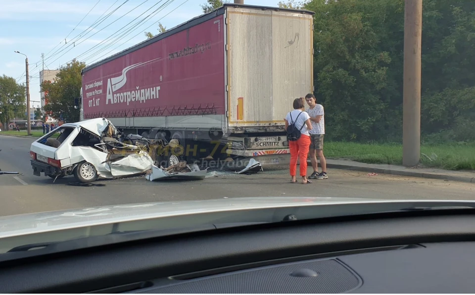 В салоне «восьмерки» находились парень и девушка. Фото: vk.com / «Регион-74 | Челябинск».