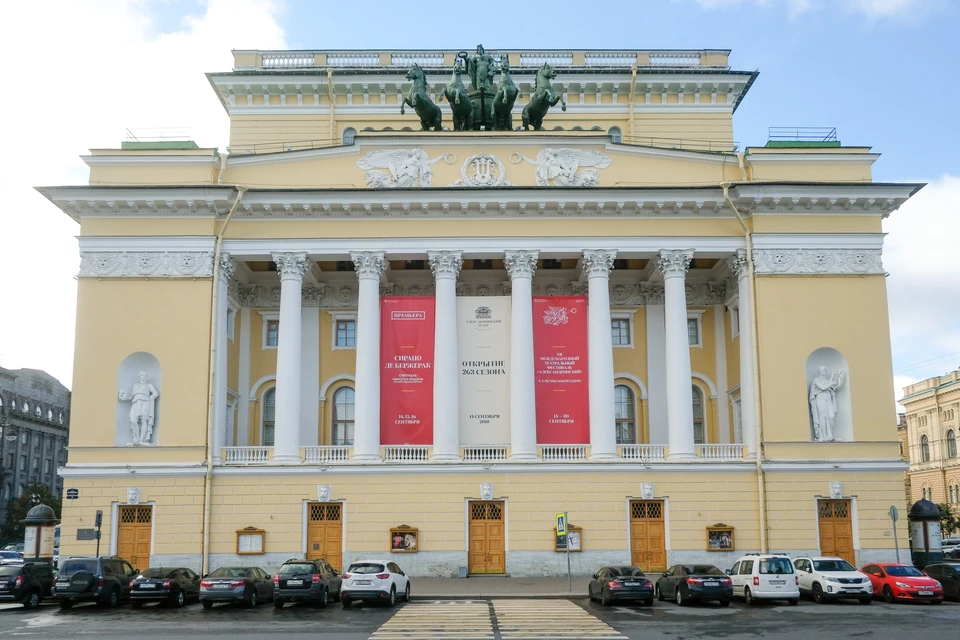 Александринский театр первым из драматических театров в Санкт-Петербурге открылся 2 сентября