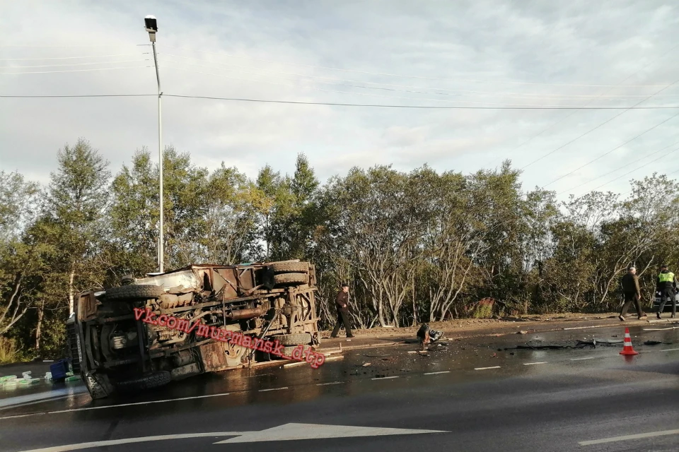 ГАЗ опрокинулся на дорогу. Фото: "Мурманск ДТП ЧП"