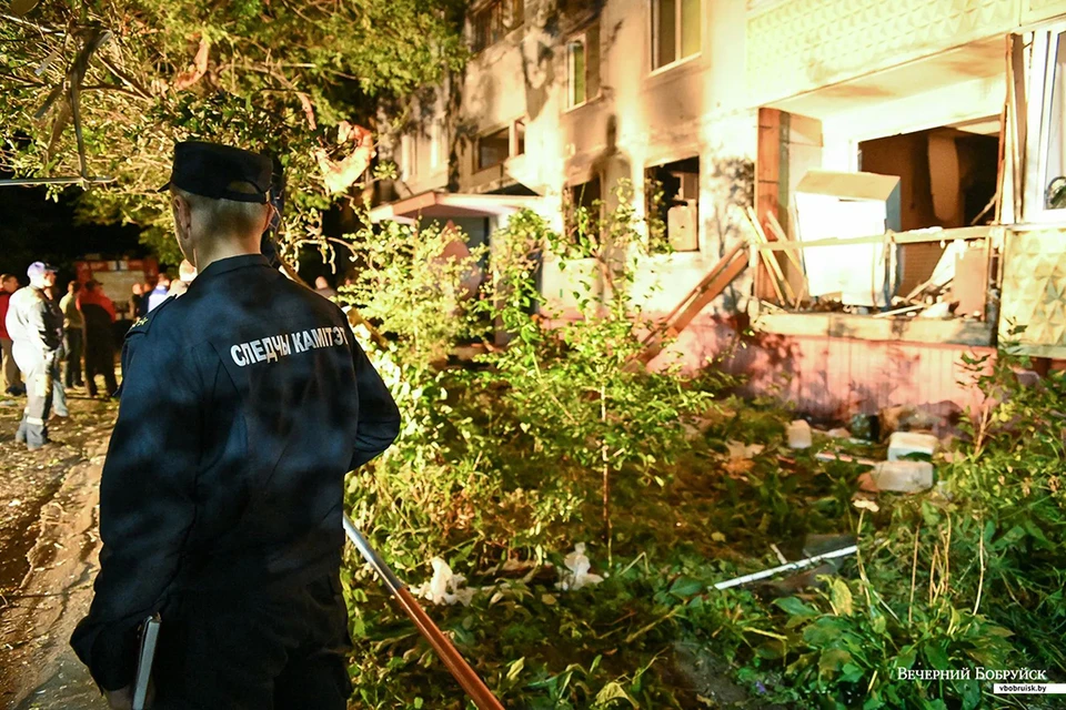 В Бобруйске мужчина заперся в квартире и включил газ, около одиннадцати вечера произошел взрыв. Фото: Александр ЧУГУЕВ, "Вечерний Бобруйск".