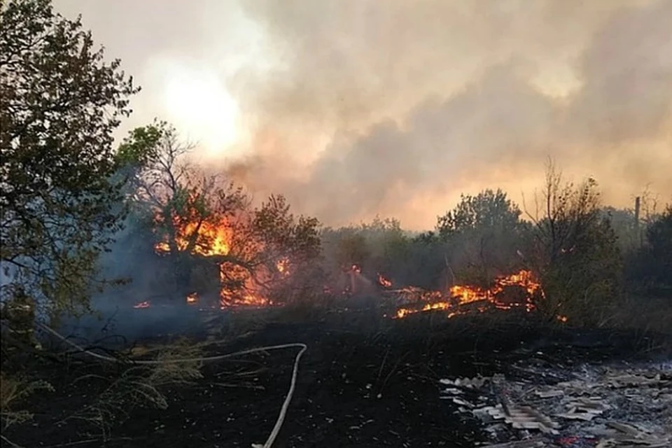 В Ростовской области масштабный пожар унес жизни двух человек. Фото: ГУ МЧС России по РО.