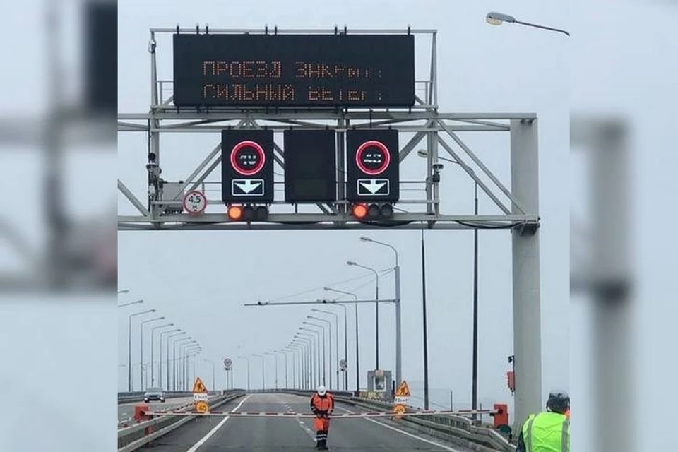 Движение по Русскому мосту закрыли из-за ураганного ветра