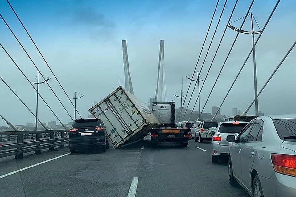 Порывами ветра на Золотом мосту сорвало контейнер с длинномера. Фото: предоставлено очевидцами