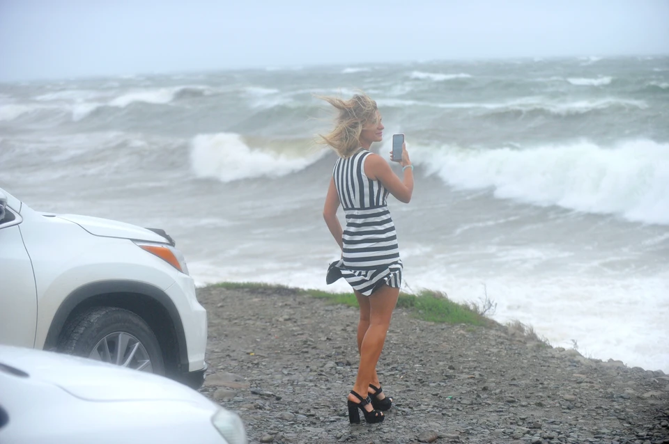 На Патрокле сегодня не было отбоя от желающих сфотографировать волны и побороться с ветром
