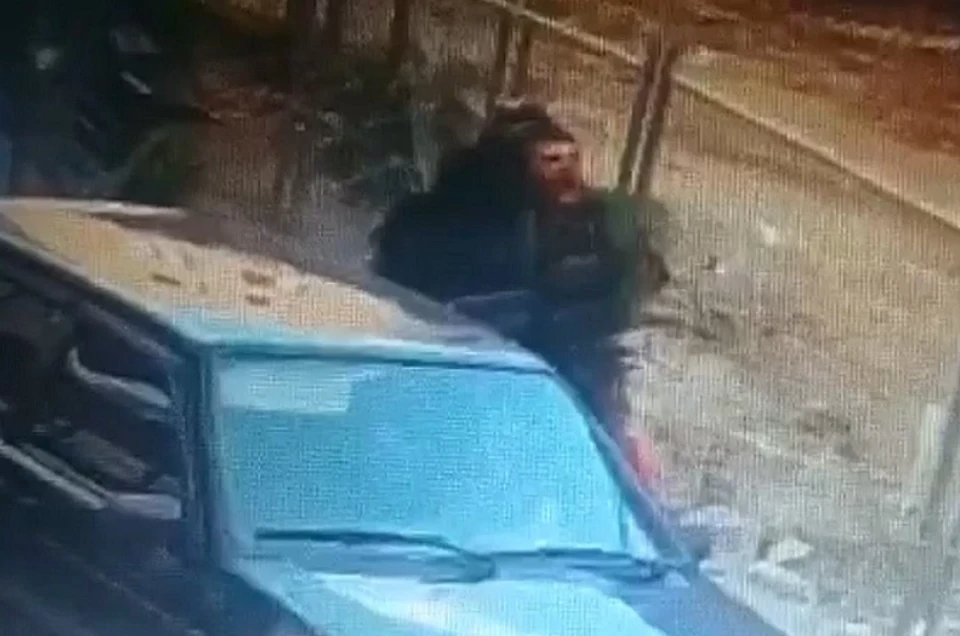 Мужчину похитили прямо в центре Екатеринбурга, увезли в лес, а затем отпустили. Фото: скриншот с видео