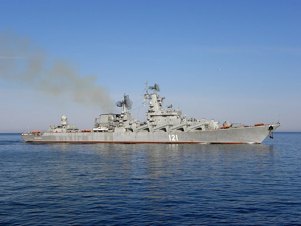 «Москва» продолжает отработку задач в морских полигонах. Фото: kchf.ru