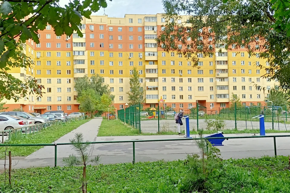 Многоэтажка по адресу: улица Плахотного, 74, выделяется среди других домов в Новосибирске.