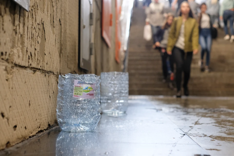 Воду называют верным спутником петербургского метро, но, по словам экспертов, лужи под ногами и мокрые стены в рамки нормы уже не вписываются