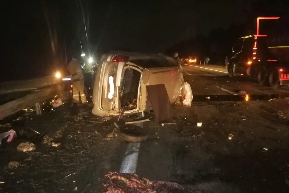 В перевернутую иномарку влетел попутный автомобиль Фото: ГИБДД по Челябинской области