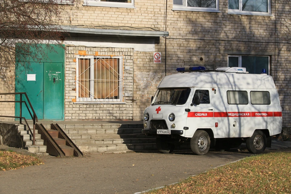 Женщину перевозили из одной больницы в другую.