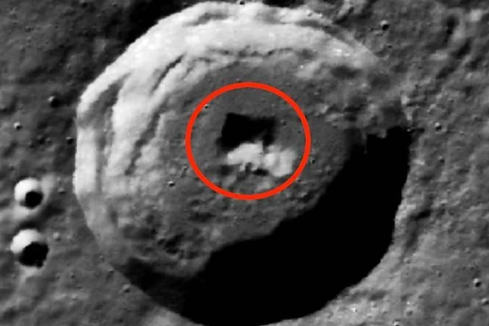 Черный квадрат расположен в одном из кратеров Меркурия.