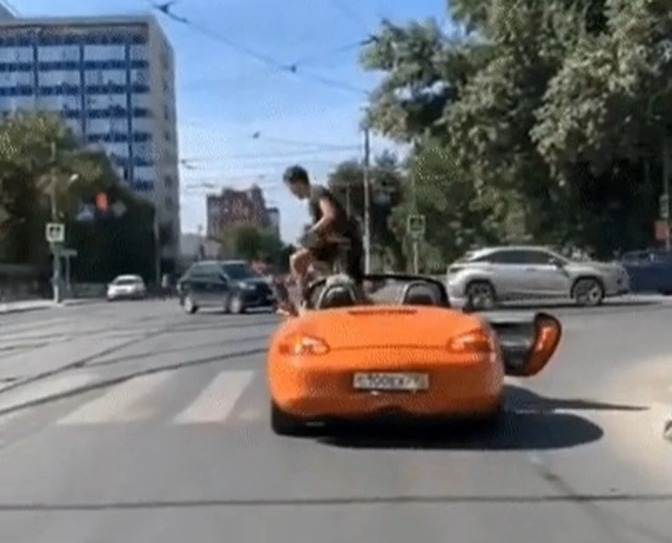 Автомобиль остановился на зебре на перекрестке улиц Арцыбушевской и Красноармейской, прямо перед молодым человеком.