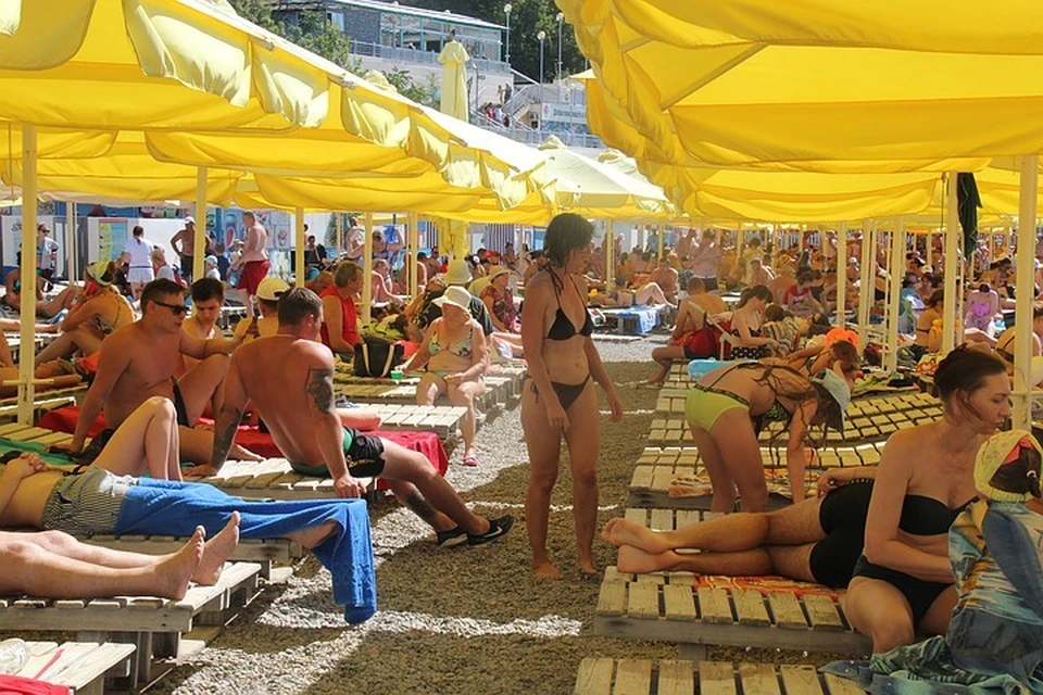 Пляжи Анапы были переполнены все лето, но туристов, по подсчетам, все равно мало