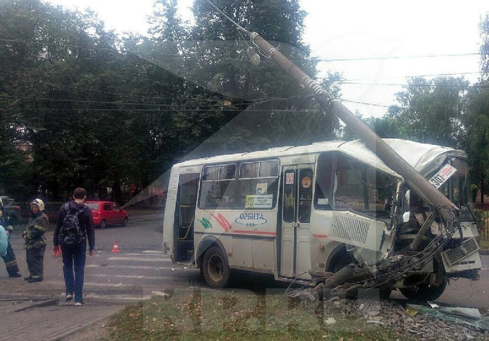 В Нижнем Новгороде пассажирский автобус влетел в столб: Четыре человека пострадали.