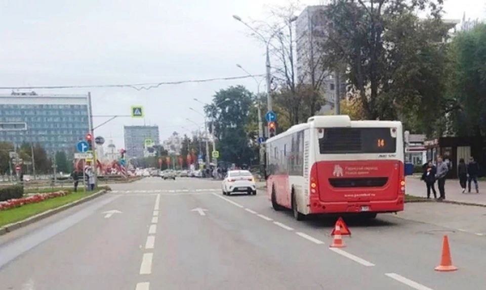 Из-за резкого торможения в автобусе пострадал пассажир. Фото: ГИБДД по городу Перми.