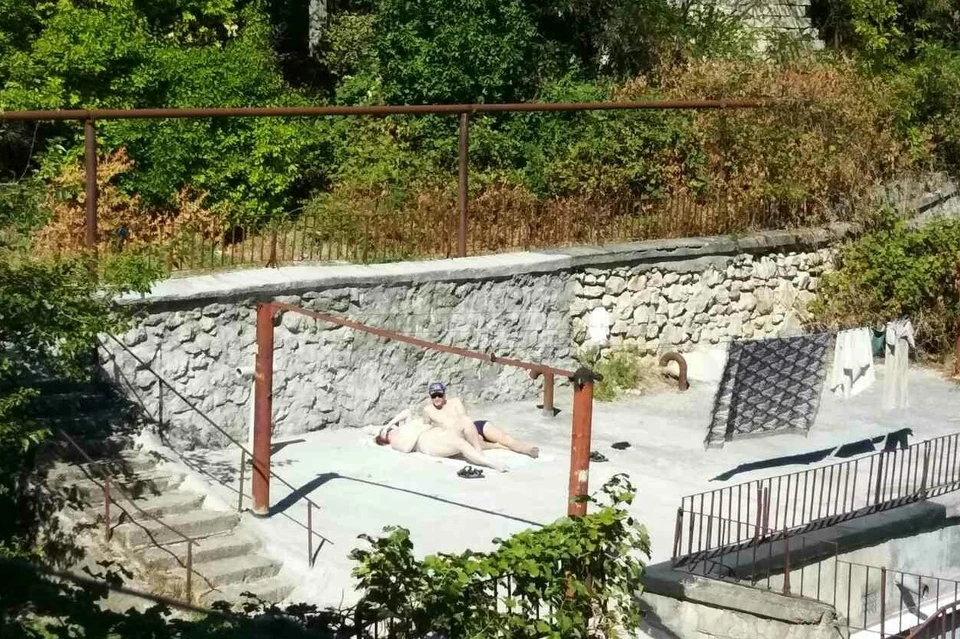 Жители Севастополя загорают прямо у своих домов. Фото: соцсети паблик "Черный список Севастополь"