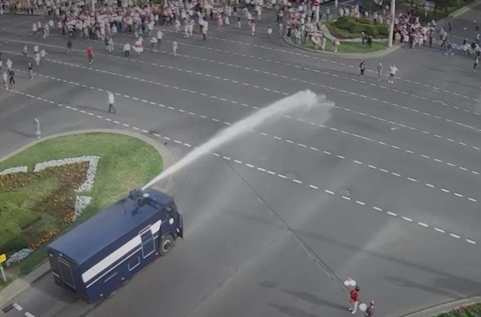 Силовики применили водомет против протестующих в Бресте. Фото: кадр из видео МВД Белоруссии