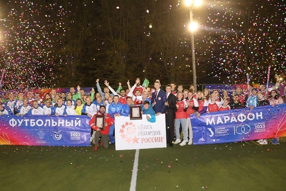 100 студентов играли в футбол 33 часа и попали в книгу рекордов России. Фото: пресс-служба УрФУ