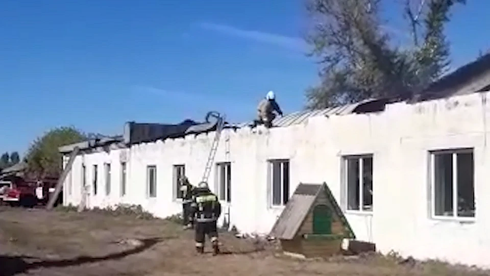 У здания остались только стены, крыша рухнула.