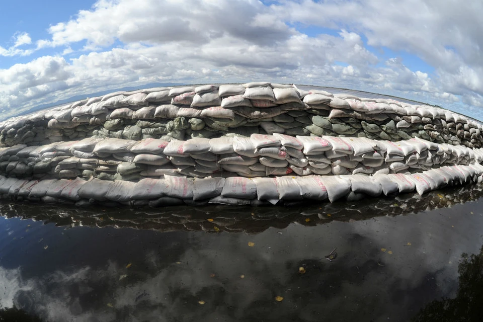 Ушаковка в Иркутске может подтопить садоводства и улицу Вилюйская, строят дамбу из мешков с песком.