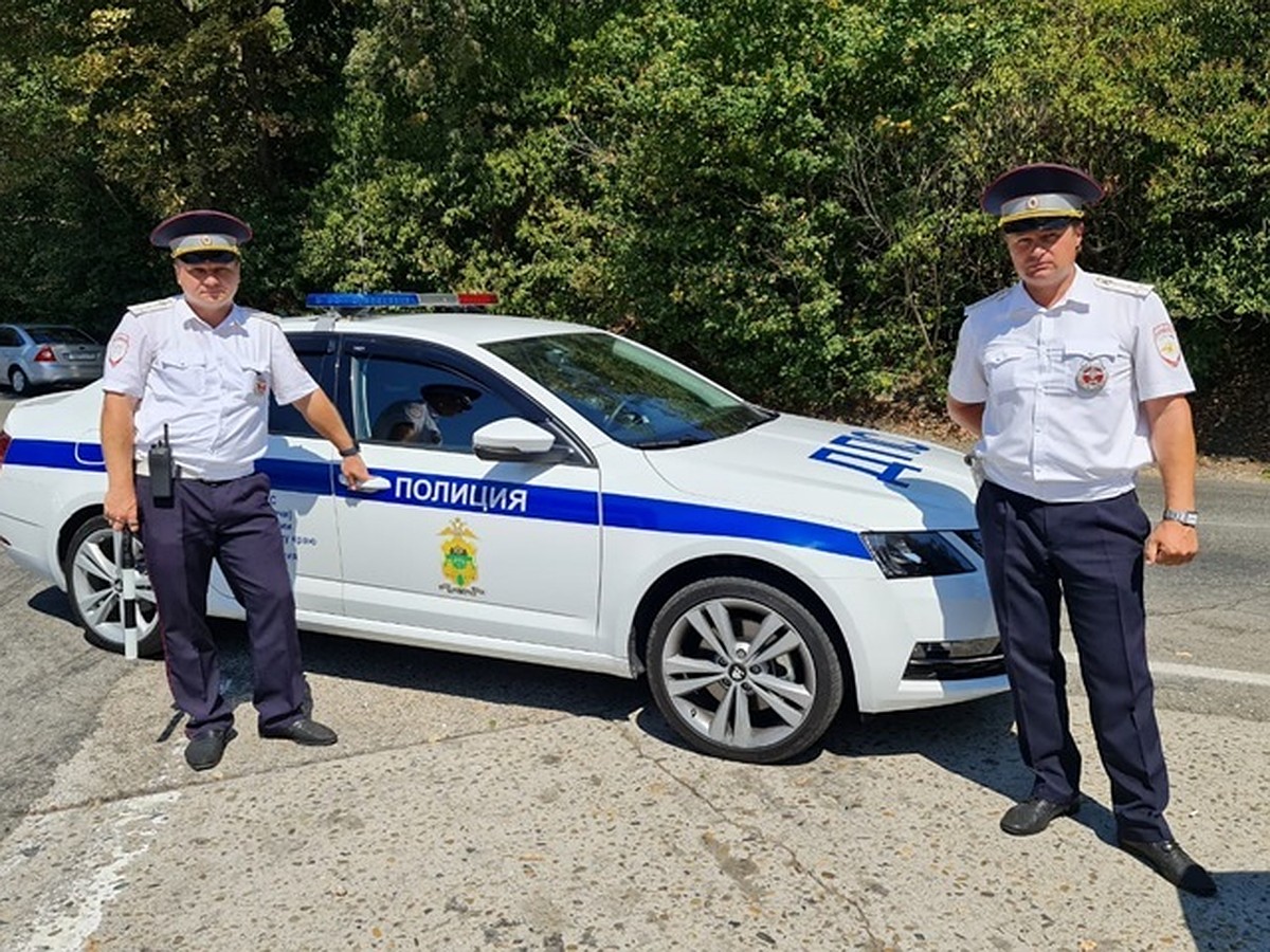 В Сочи ДПСники на руках донесли до больницы водителя, которому стало плохо  - KP.RU