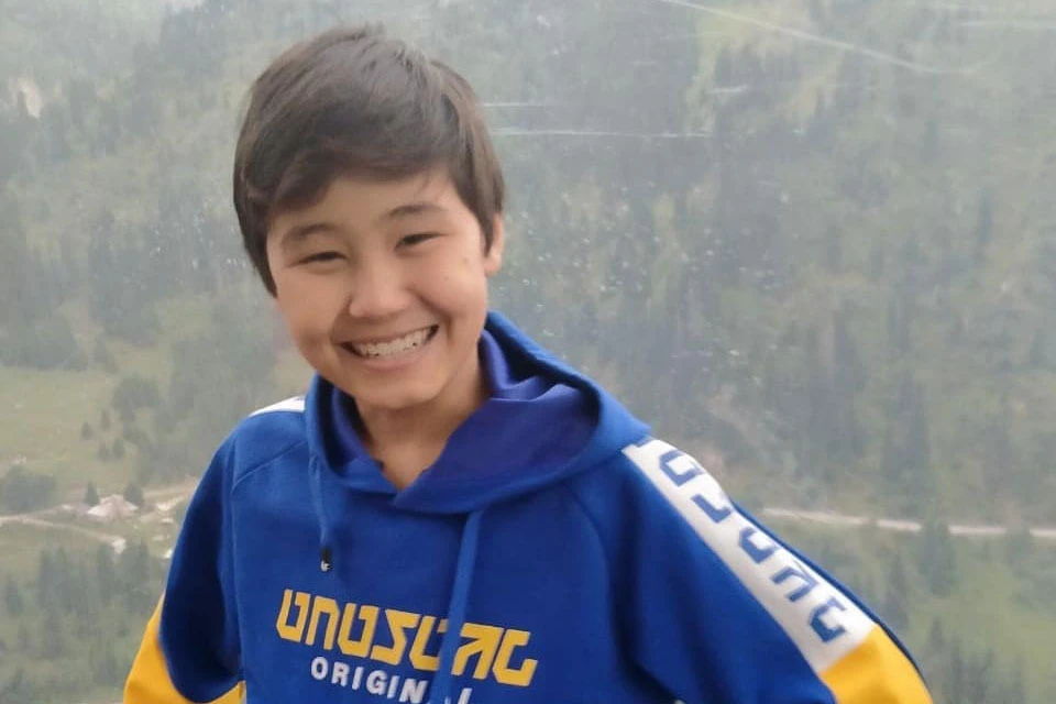 Впервые о 13-летнем Арулат Мухаметкали, юном мастере маникюра из Экибастуза, СМИ написали в начале этого года. Школьник растет в Казахстане, помимо него в семье еще трое детей.