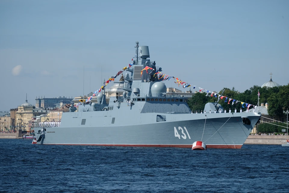 Российский фрегат следит за эсминцем «Франклин Рузвельт» США в Черном море