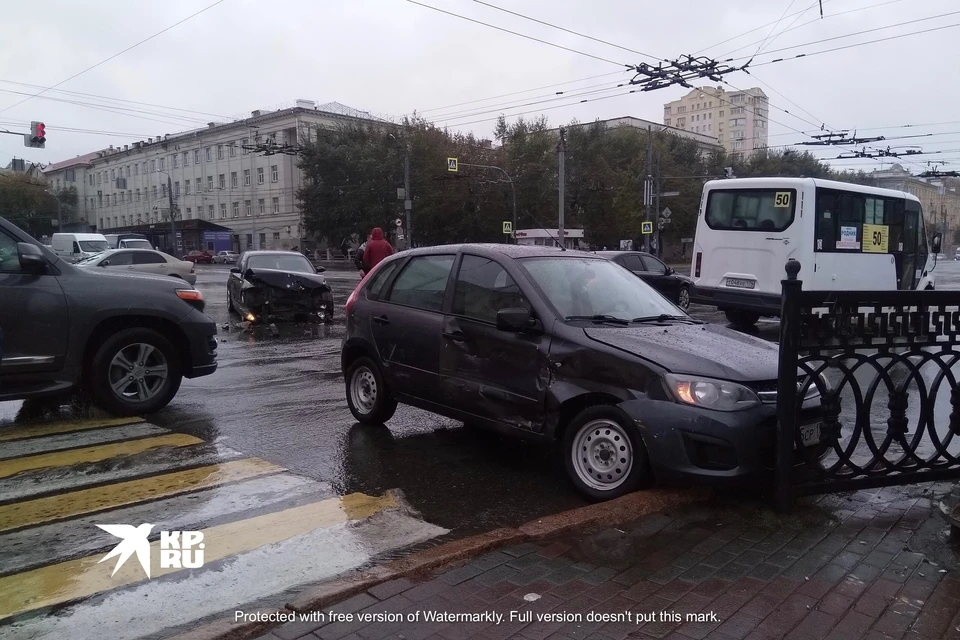 Две легковушки столкнулись на перекрестке возле «Алого поля». Фото: Читатель КП-Челябинск