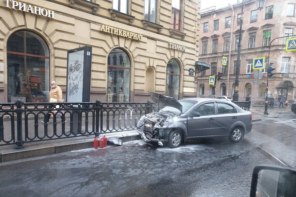 После ДТП на Моховой улице загорелся "Шевроле". Фото: vk.com/spb_today