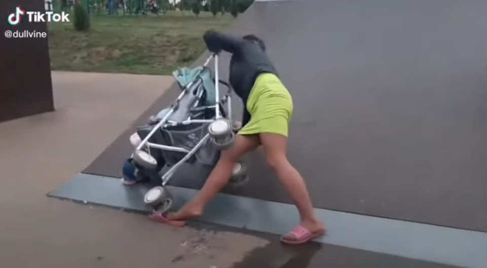 Горе-мать из Ефремова чуть не убила своего ребенка на скейт площадке