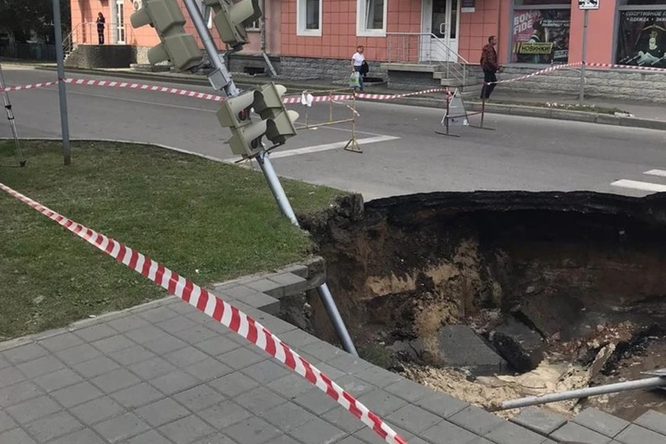 Вокруг ямы поставили ограждение.