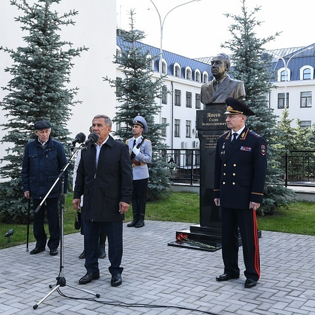 Президент Татарстана Рустам Минниханов принял участие в открытии сквера и  бюста Салиха Япеева - KP.RU