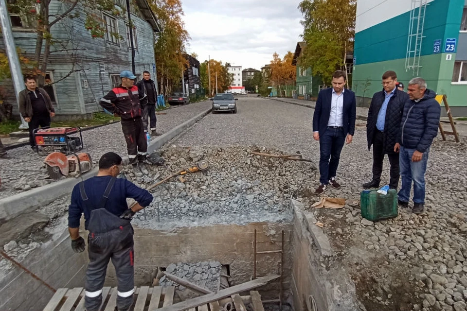 Вице-губернатор Юрий Сердечкин приехал на ремонт дорог в Мурманске без предупреждения. Фото: правительство Мурманской области