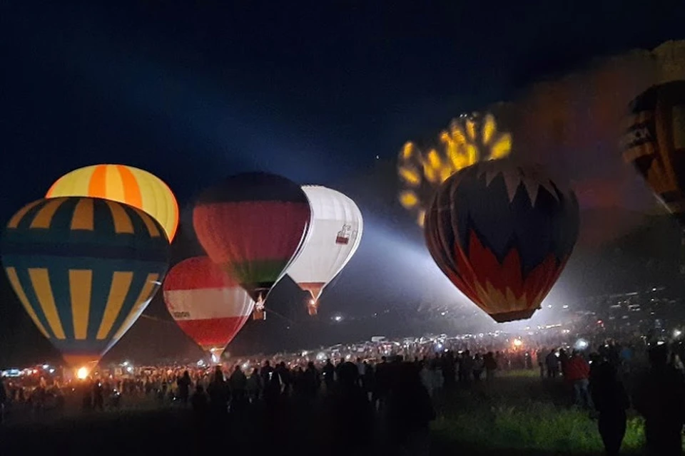 Ночное свечение воздушных шаров собрало тысячи людей у подножия Ак-Кая