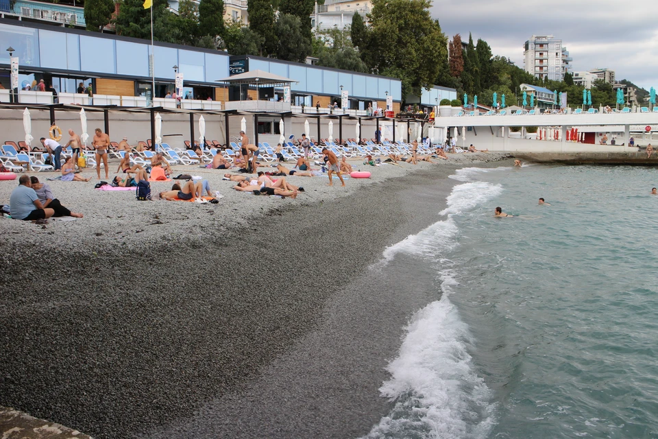 Температура воды в Черном море у берегов Ялты + 24°.