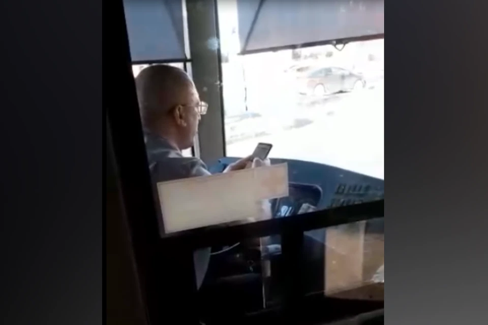 В Твери водитель автобуса отвлёкся от дороги и начал «копаться» в телефоне. Фото: видео в сообщество «Подслушано у водителей», Алёна Царик, скриншот – ВК/podslyshano_y_voditelei69.