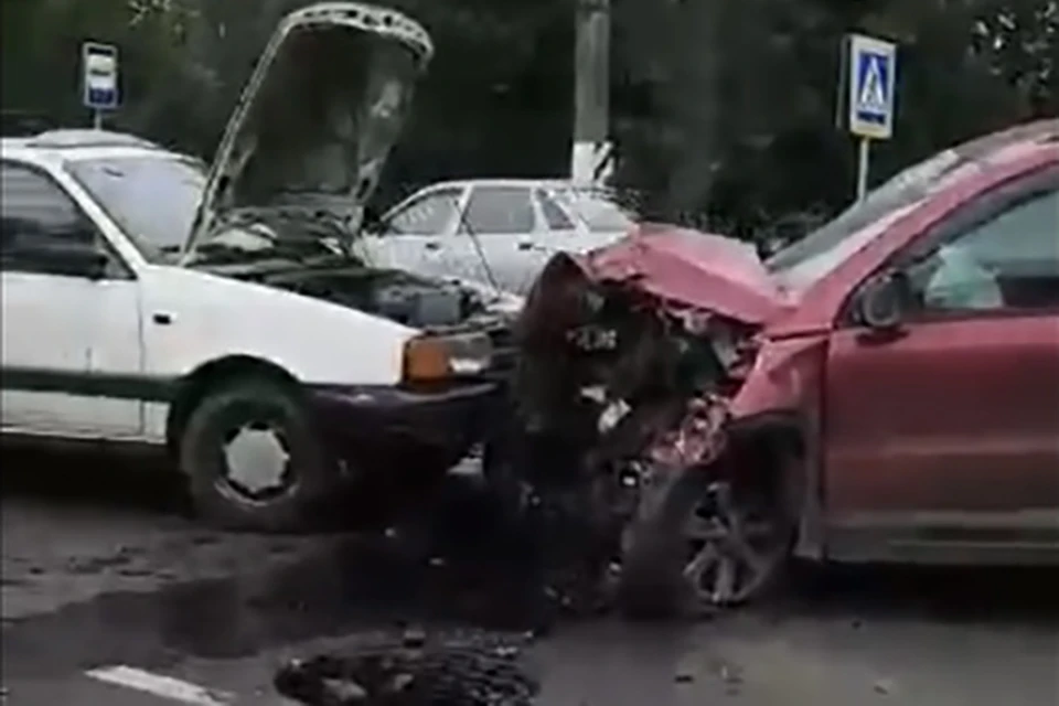 В результате ДТП пострадал водитель "Тигуана" Фото: vk.com/"Подслушано у водителей. Тверь"/Дмитрий Васильев (скрин видео)