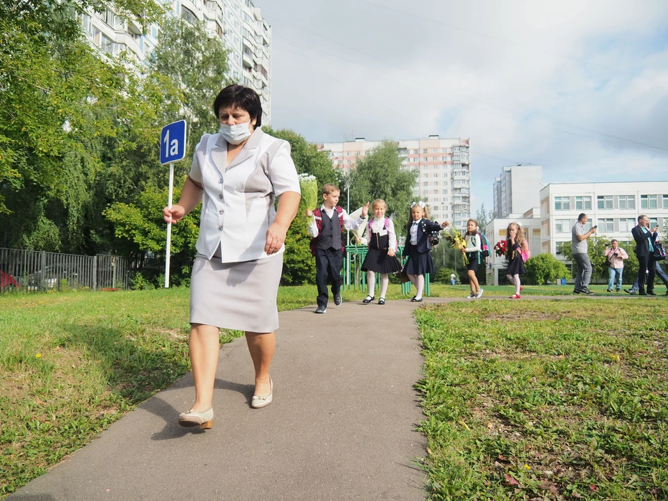 Учитель новосибирск. Одежда для учителя на 1 сентября. С 1 сентября учителю. Учителя 102 школы Новосибирск фото. Радостный учитель перед 1 сентября.