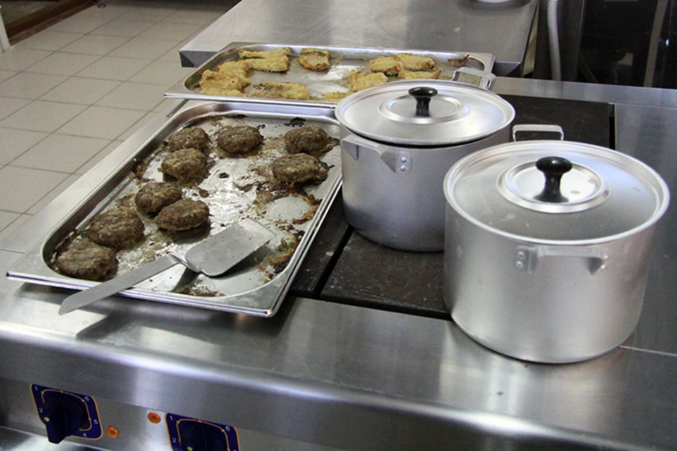 Ранее родители жаловались, что не все дети получают в школе мясные продукты