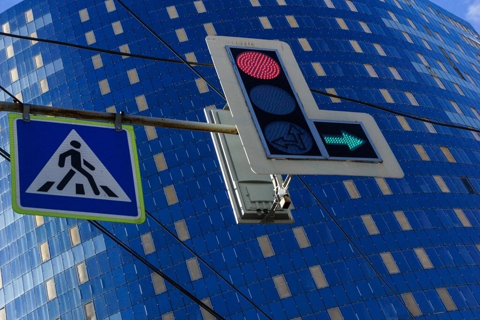 Когда светофоры на перекрестке заработают, не сообщается.