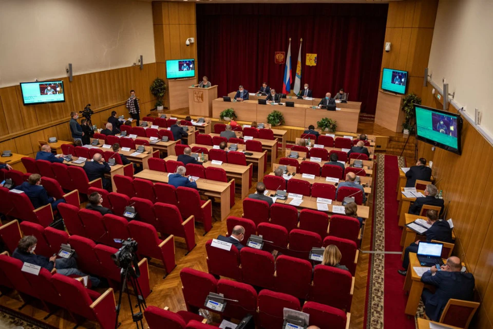 На пленарном заседании депутаты рассмотрели 28 вопросов. Фото: zsko.ru