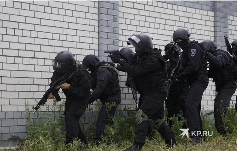 На место происшествия приехали наряды полиции и Росгвардия.