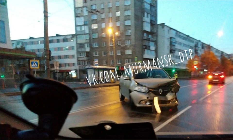 Одна из иномарок после столкновения загорелась. Фото: vk.com/murmansk_dtp