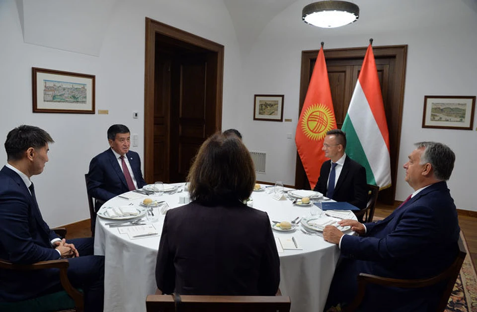 В Будапешт президент Кыргызстана прилетел накануне вечером. Глава государства поужинал с премьер-министром Венгрии Виктором Орбаном.