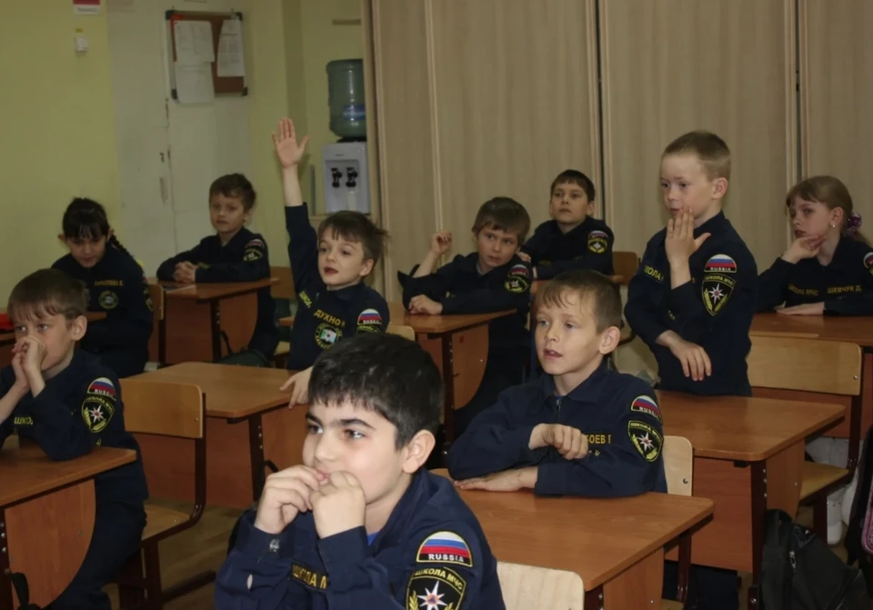 Такие занятия всегда вызывают живой интерес. Фото: 27.mchs.gov.ru