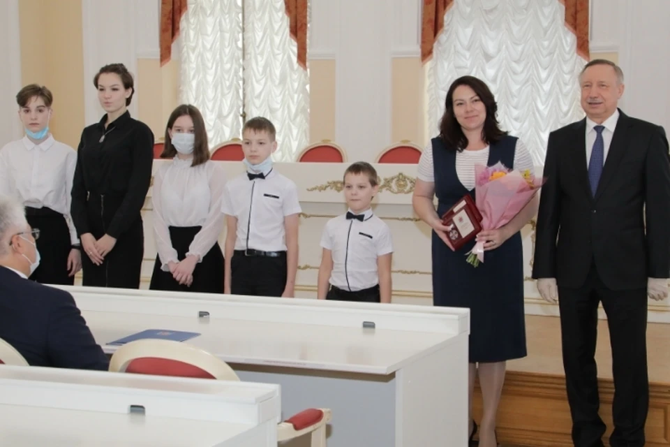 Беглов наградил почетными званиями 14 многодетных семей в Санкт-Петербурге. Фото: Смольный