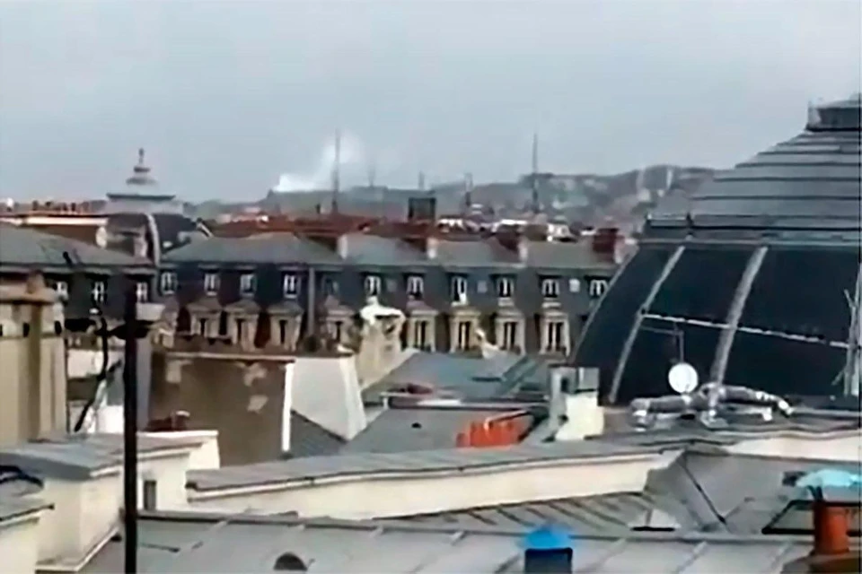 Звук, который очевидцы приняли за взрыв, оказался хлопком, возникшим, когда самолёт в небе над Парижем преодолел звуковой барьер. Фото: кадр из видео