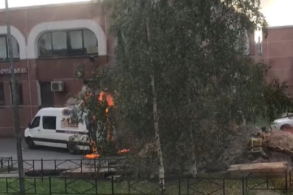 Автомобиль ГУП "ТЭК" загорелся в Приморском районе Петербурга