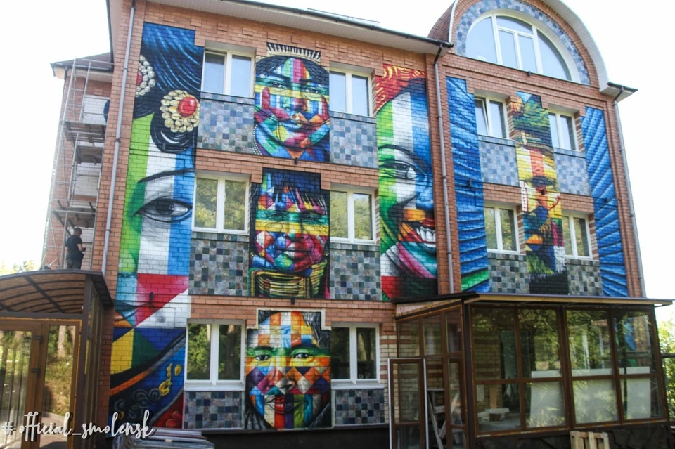 Новое граффити на фасаде дома создают в Смоленске. Фото: администрация Смоленска.